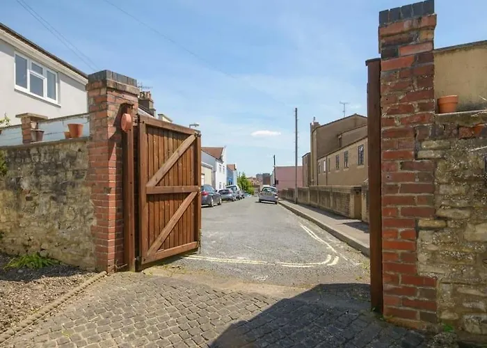 Charming 2 Double Bed Cottage Style House